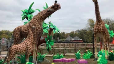 Zoo Adds Giraffe Sculpture at Nashville Airport